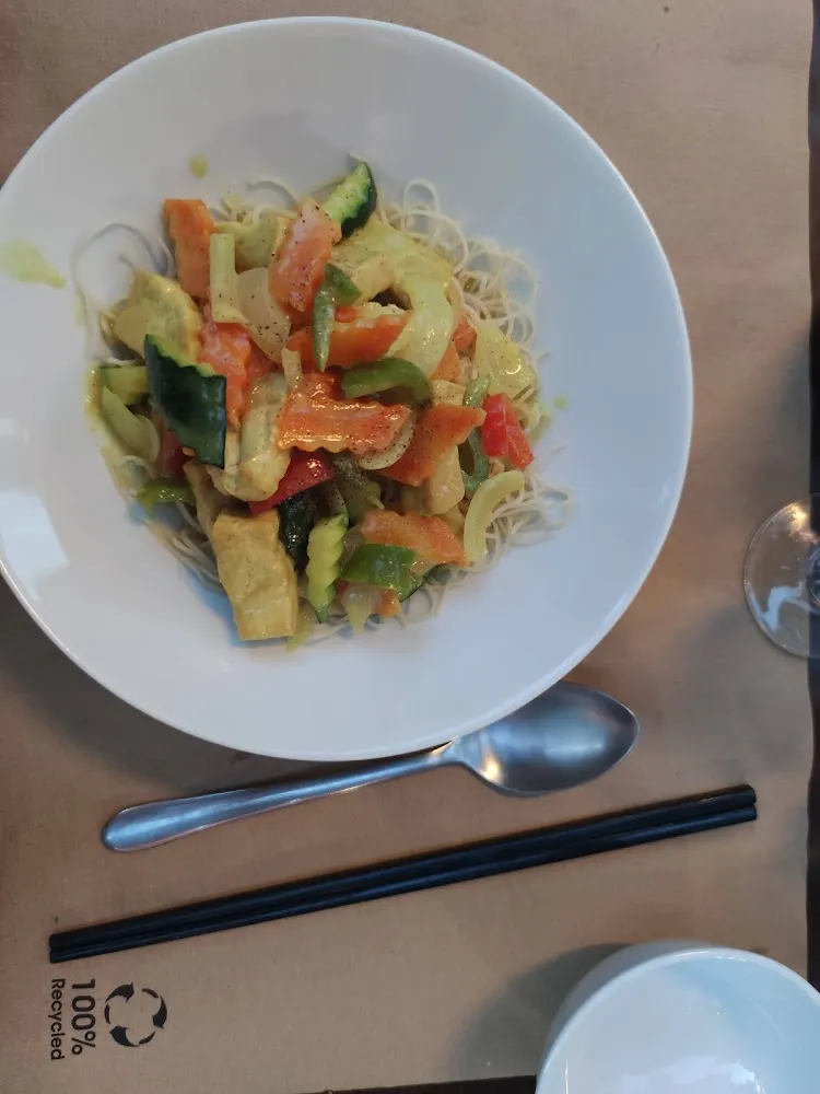 Nouilles Au Lait de Coco Et Curry Avec Des Légumes Et Du Tofu